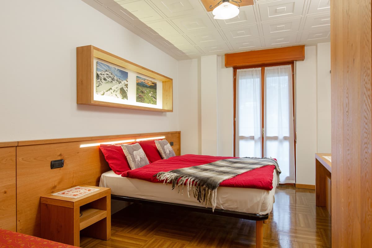 Standaard kamer, 1 twee- of 2 eenpersoonsbedden, uitzicht op bergen | Een kluis op de kamer, een bureau, gratis wifi, beddengoed