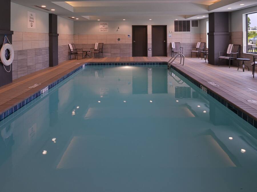 Piscina interna, funciona das 9h às 22h, espreguiçadeiras