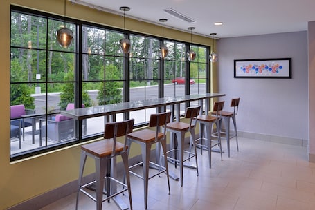 Lobby. Holiday Inn Express & Suites Bryant - Benton Area by IHG
