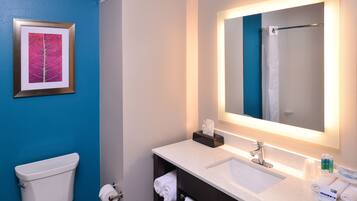 Een bad/douchecombinatie, gratis toiletartikelen, een haardroger