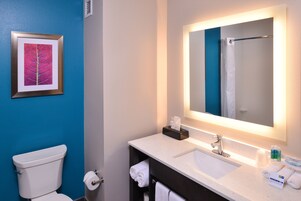 Bañera con ducha, artículos de tocador gratuitos, secador de pelo