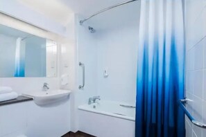 Bathroom - Travelodge London Richmond Central (Richmond)