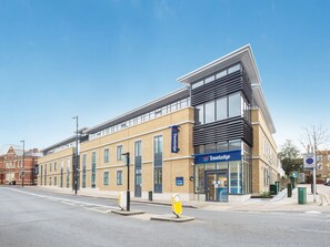 Unclassified image, 4 of 31, button - Travelodge London Richmond Central (Richmond)