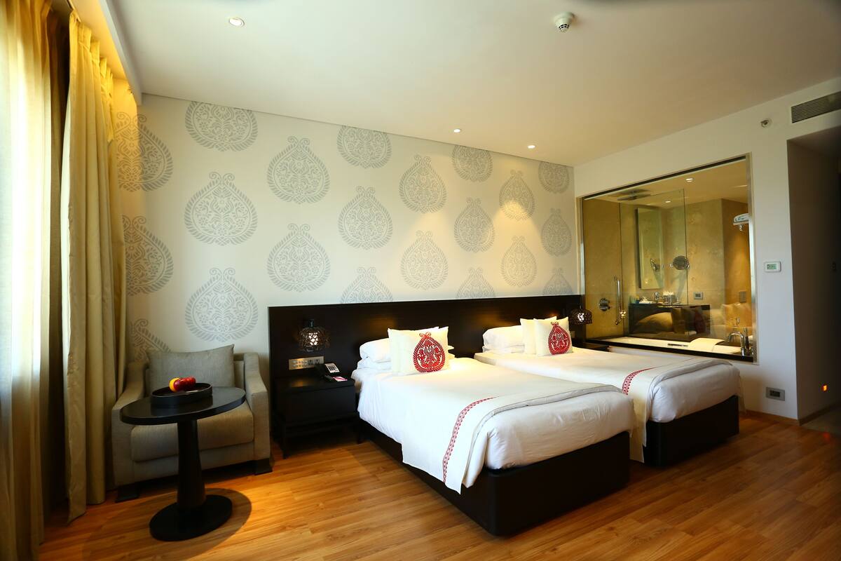 deluxe room, 1 single bed, hill view | minibar, in-room safe, desk, soundproofing