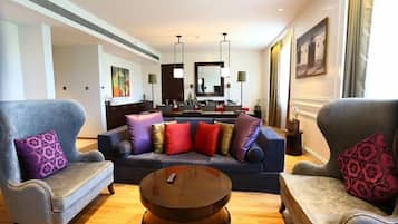 Suite, 1 King Bed, Hill View