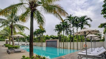 Indendørs pool, udendørs pool, parasoller