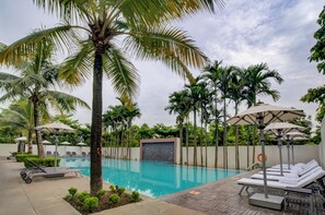 室内游泳池，室外游泳池，池畔遮阳伞