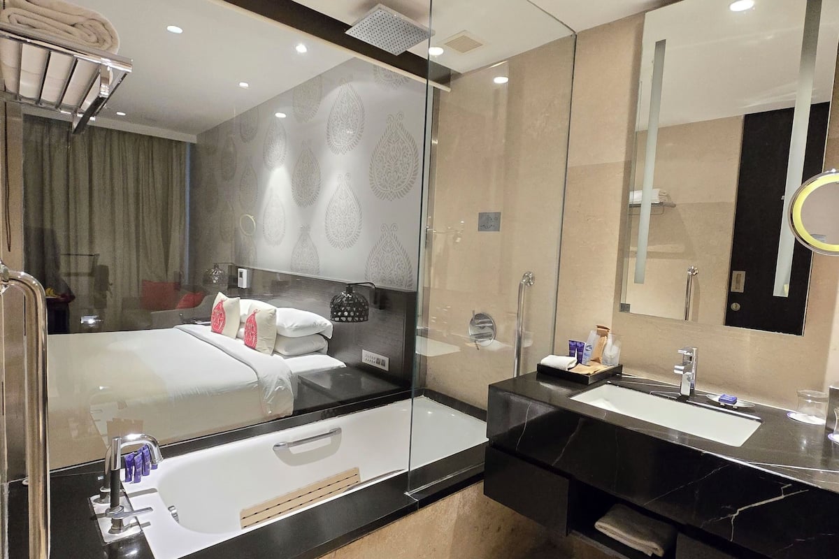 combined shower/bathtub, deep-soaking bathtub, free toiletries