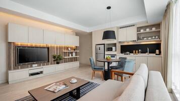 Peti besi dalam bilik, meja, ruang kerja komputer riba