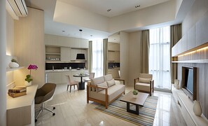 Suite Premier, 1 habitación | Zona de estar | Televisión LED de 42 pulgadas con canales por cable, una televisión