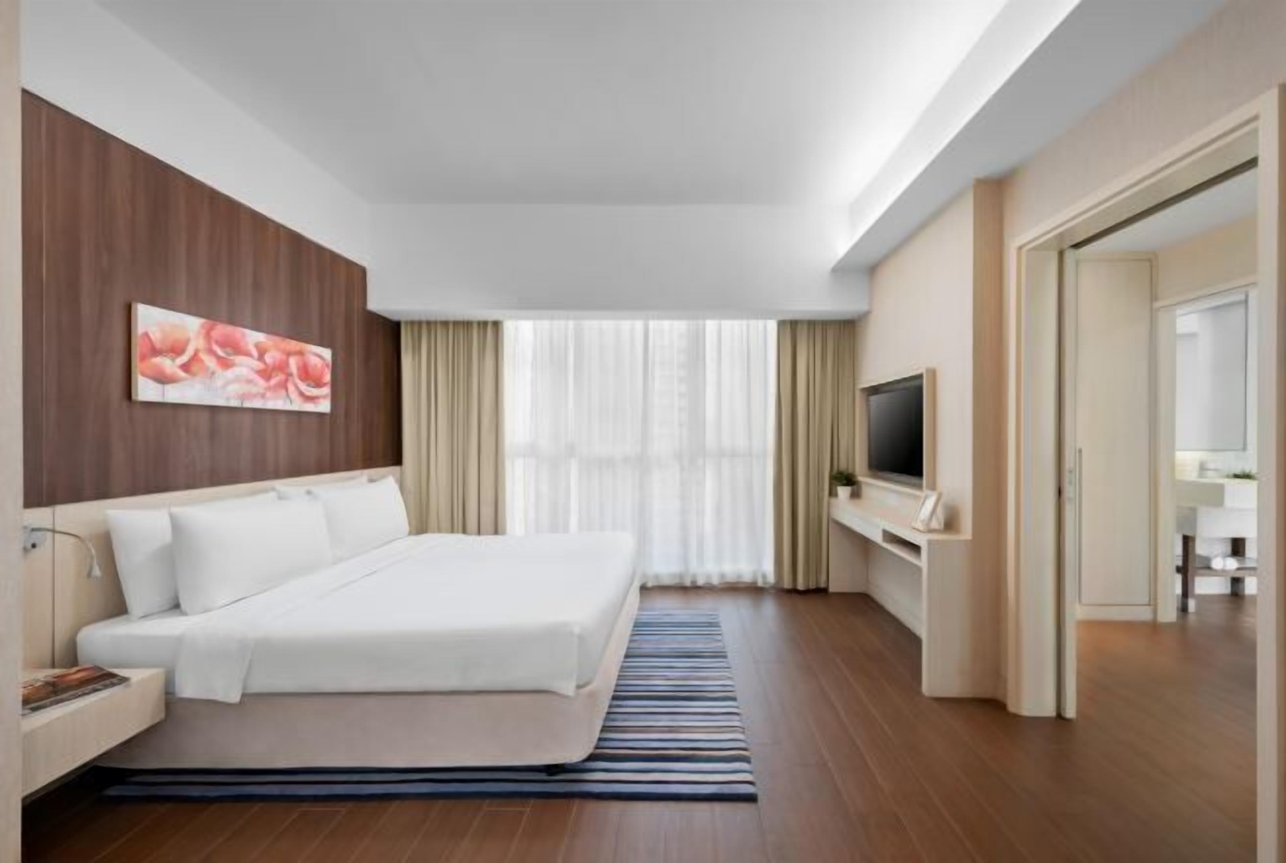 Brankas, meja kerja, ruang kerja ramah laptop, dan tirai kedap cahaya