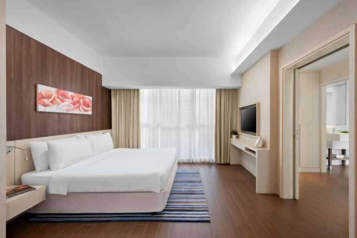 Brankas, meja kerja, ruang kerja ramah laptop, dan tirai kedap cahaya