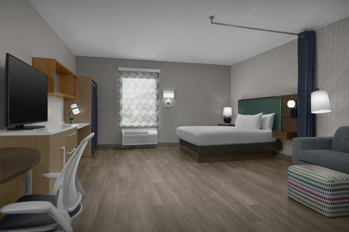 Studio Suite, 1 King Bed, Accessible, Bathtub | Premium bedding, pillow-top beds, desk, laptop workspace