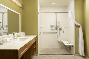 Suite, 1 kingsize bed, toegankelijk voor mindervaliden, niet-roken (Roll-in Shower) | Badkamer | Gratis toiletartikelen, een haardroger, handdoeken