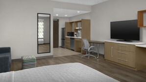 Suite estudio, 1 cama King size, con acceso para personas discapacitadas, tina | Ropa de cama de alta calidad, camas con pillow-top y escritorio 