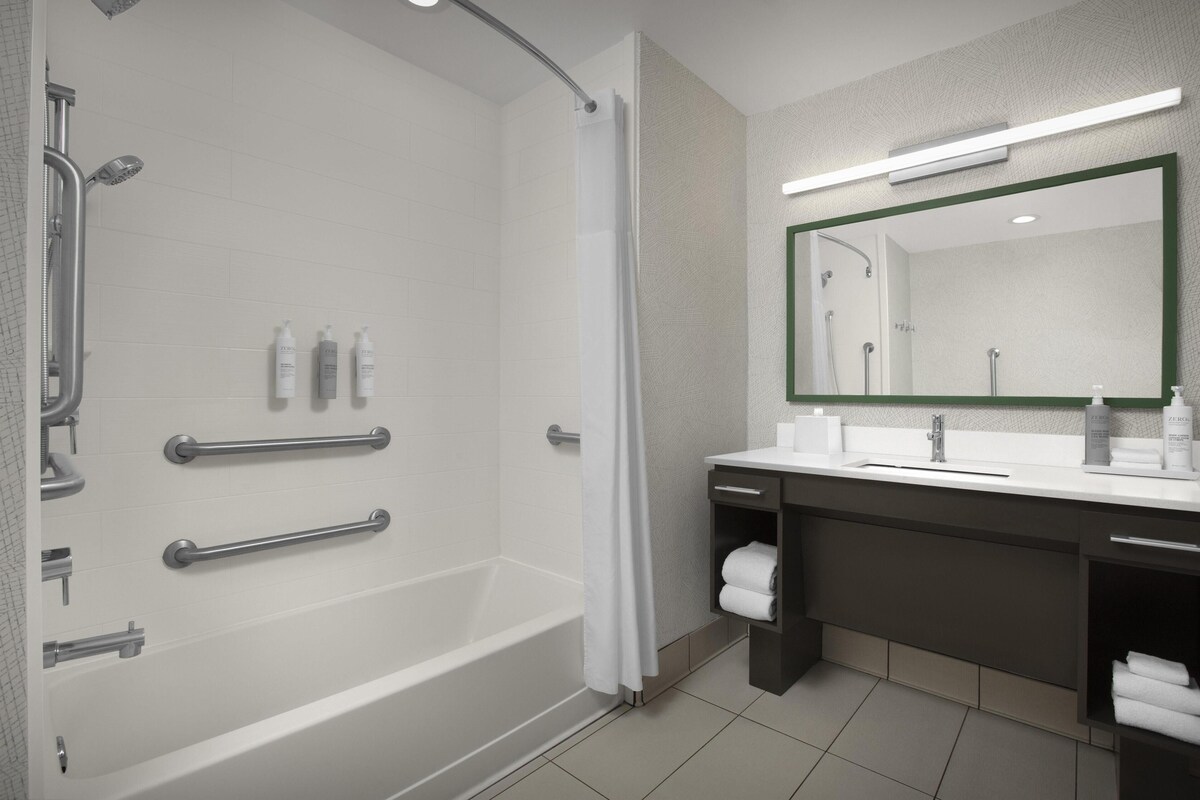 Suite, 1 King Bed, Accessible, Bathtub | Bathroom | Free toiletries, hair dryer, towels