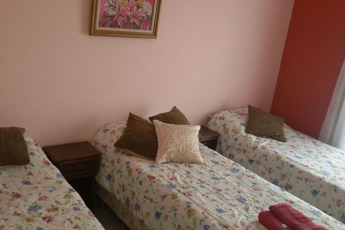 Habitación triple estándar | Escritorio, camas extra, wifi gratis y ropa de cama