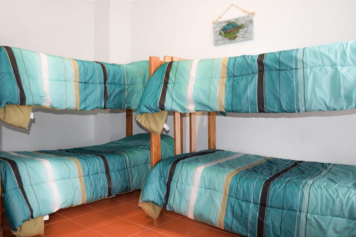 Escritorio, camas extra, wifi gratis y ropa de cama