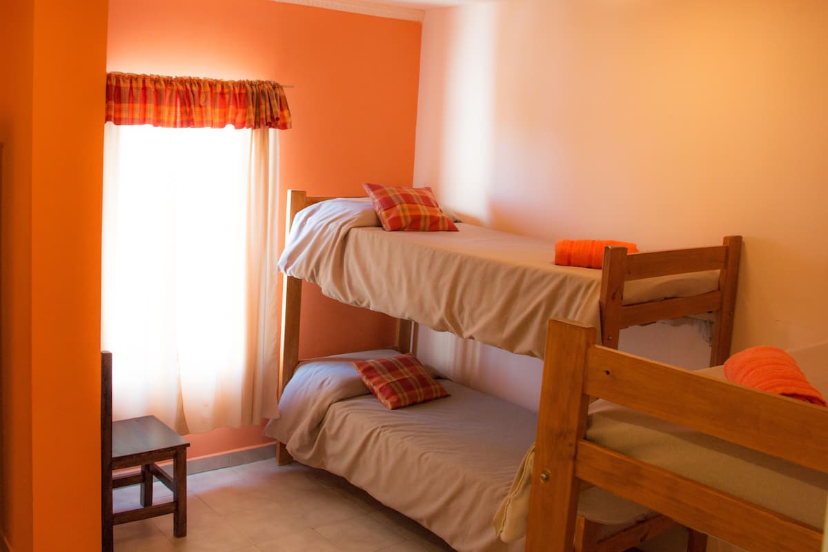 Escritorio, camas extra, wifi gratis y ropa de cama