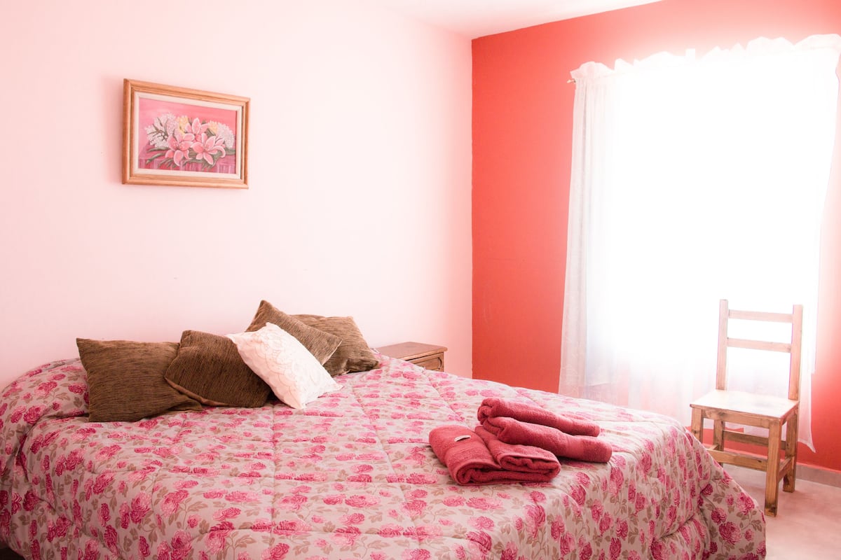 Habitación doble estándar | Escritorio, camas extra, wifi gratis y ropa de cama