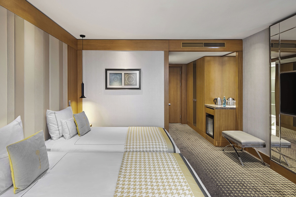 Sengetøy av topp kvalitet, minibar, safe på rommet og skrivebord