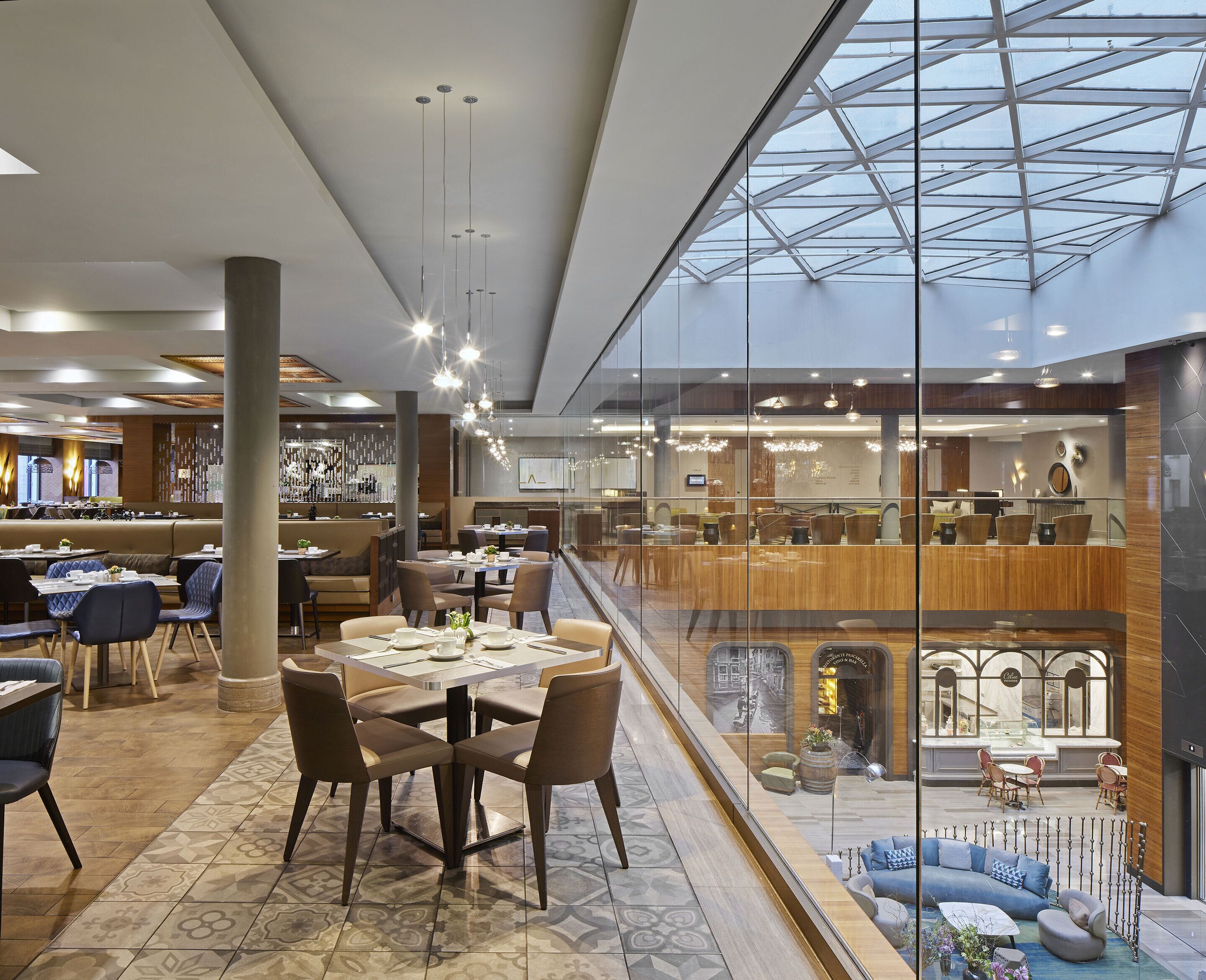 3 か所のレストラン、ランチに営業