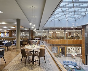 3 restaurants, lunch served - TITANIC Chaussee Berlin (Berlin)