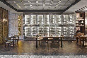 3 restaurants; lunch and dinner served  - TITANIC Chaussee Berlin (Berlin)