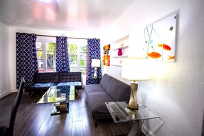 Apartamento clássico, 3 quartos | Área de estar | TV de tela plana 32 polegadas com canais a cabo, TV