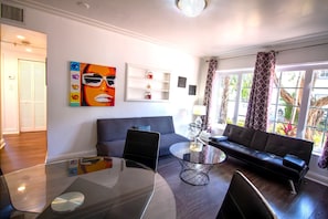 Lägenhet Design - 2 sovrum | Vardagsrum | 32-tums platt-tv med kabelkanaler och tv