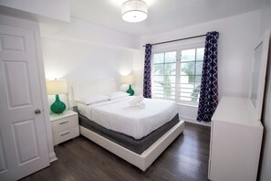 Deluxe-huoneisto, 3 makuuhuonetta | Tallelokero huoneessa, työpöytä