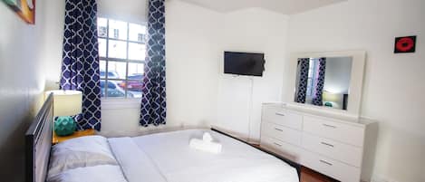 Appartement, 1 slaapkamer | 1 slaapkamer, een kluis op de kamer, een bureau, een laptopwerkplek