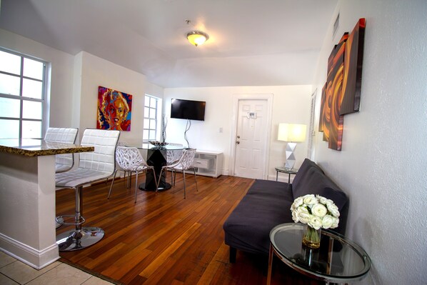 Televisi layar datar 32-inci dengan saluran TV kabel dan TV