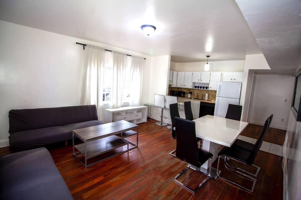 Comfort appartement, 2 slaapkamers | Woonruimte | Een 32-inch flatscreentelevisie met kabelzenders en televisie
