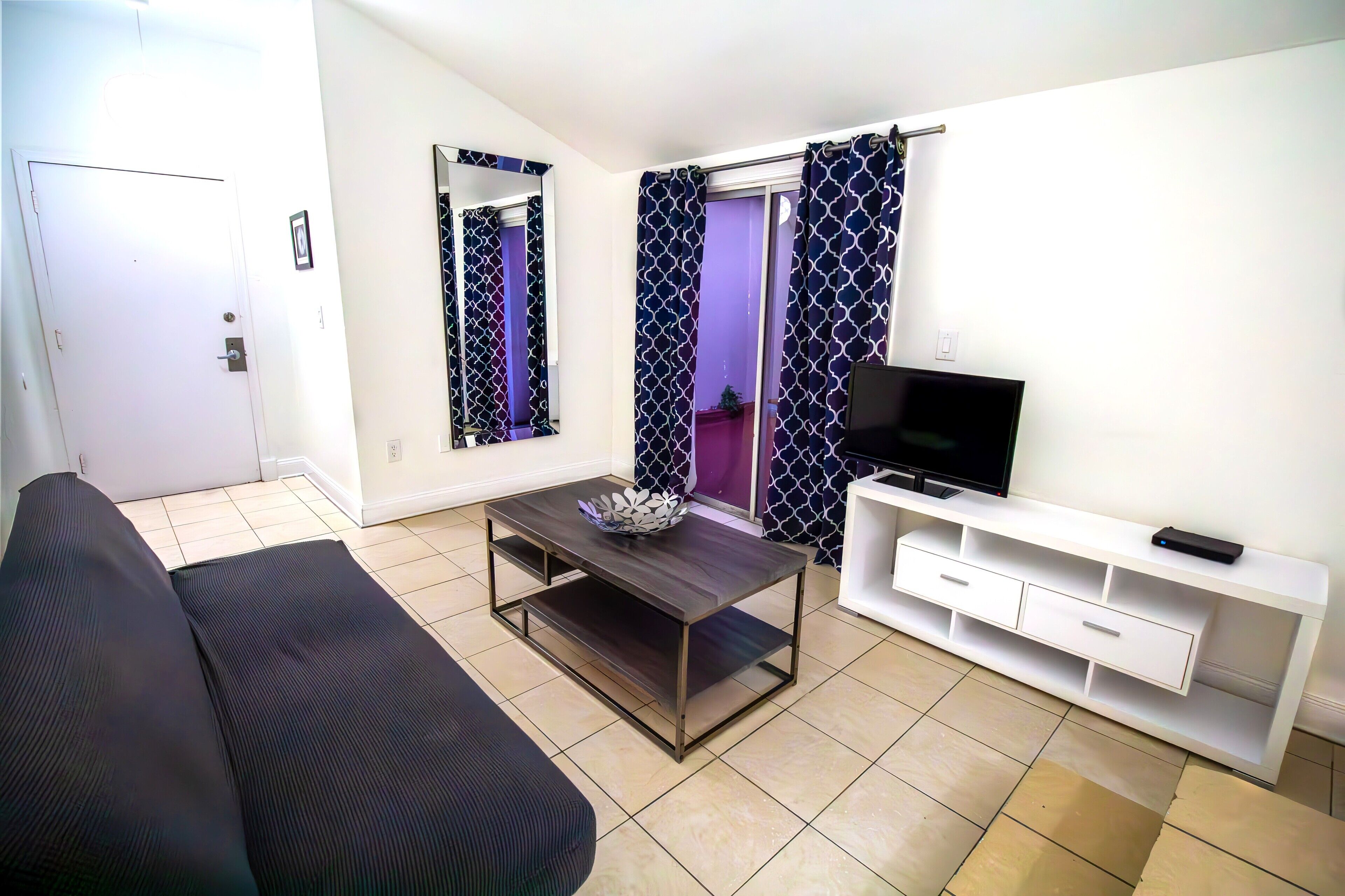 Apartamento conforto, 2 quartos | Área de estar | TV de tela plana 32 polegadas com canais a cabo, TV