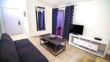 Apartamento conforto, 2 quartos | Área de estar | TV de tela plana 32 polegadas com canais a cabo, TV