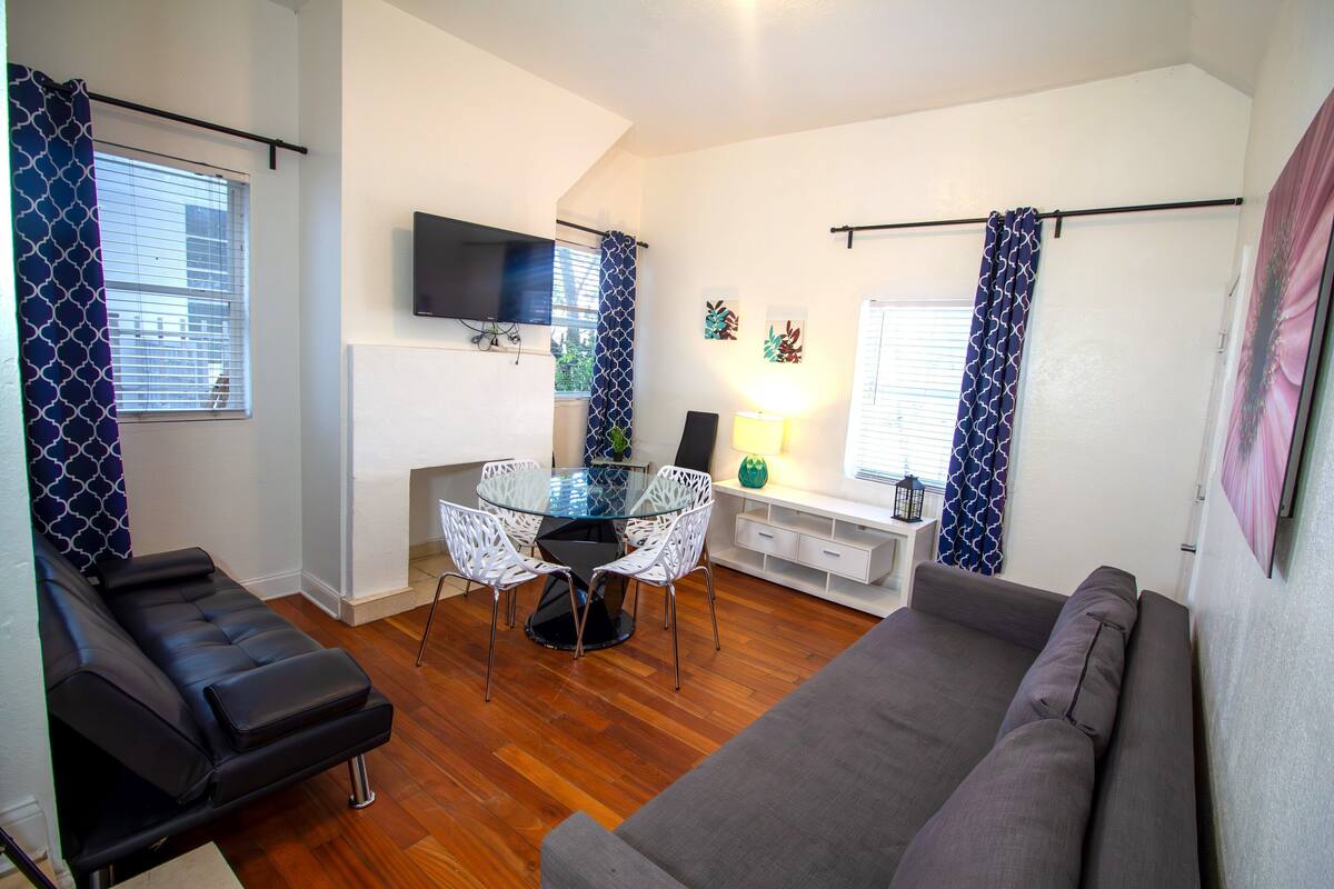 Comfort appartement, 2 slaapkamers | Woonruimte | Een 32-inch flatscreentelevisie met kabelzenders en televisie