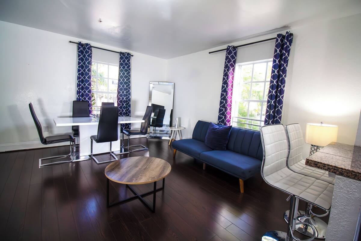 Comfort appartement, 2 slaapkamers | Woonruimte | Een 32-inch flatscreentelevisie met kabelzenders en televisie