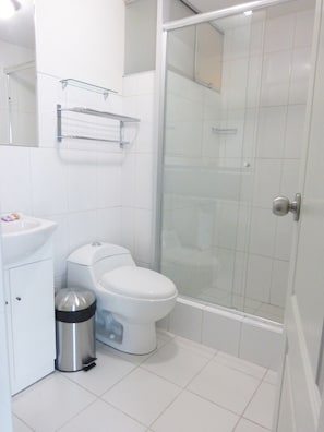 Shower, free toiletries