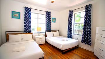 Apartemen Premium, 2 kamar tidur, di pinggir kolam renang | 1 kamar tidur, seprai katun Mesir, seprai premium, dan meja kerja