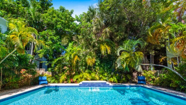 Outdoor pool - L'Etoile Apartments Part of the Oasis Casita Collection (Miami Beach)