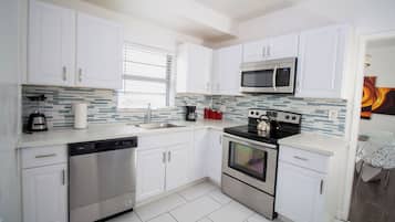 Departamento, 4 habitaciones | Cocina privada | Refrigerador con congelador, microondas y parrilla de estufa