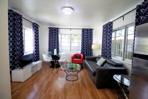 Appartement, 1 chambre | Aire de séjour | Téléviseur à écran plat de 32 po avec télévision par câble, téléviseur