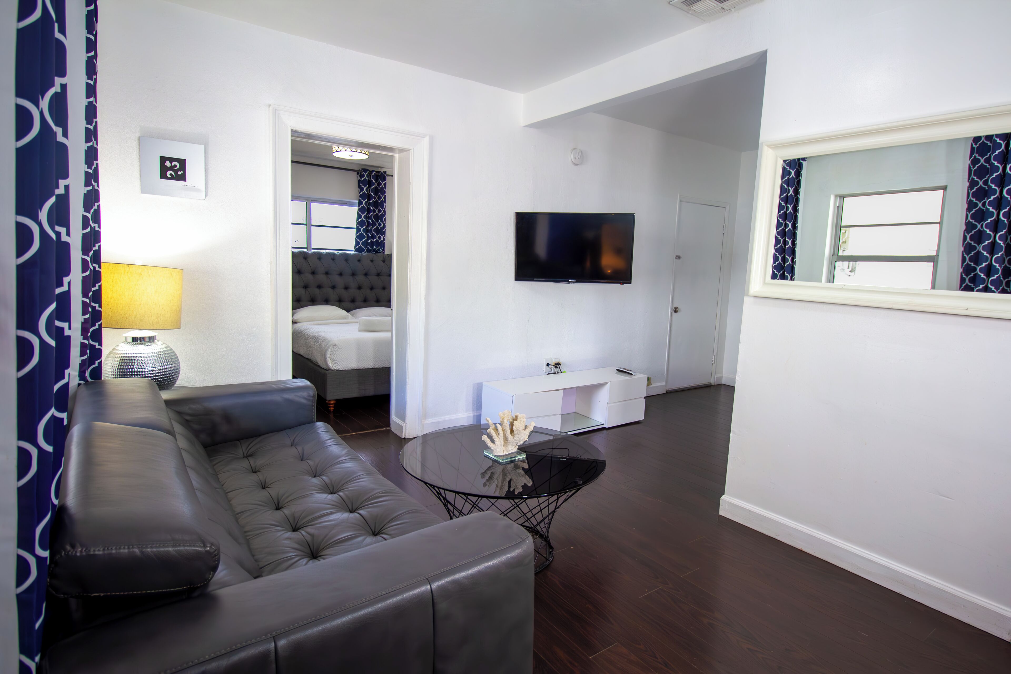 Appartement, 1 slaapkamer | Woonruimte | Een 32-inch flatscreentelevisie met kabelzenders en televisie