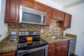 Apartamento, 1 quarto | Cozinha privada | Geladeira grande, micro-ondas, cooktop, cafeteira/chaleira