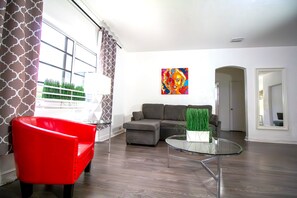 Appartement, 4 chambres | Aire de séjour | Téléviseur à écran plat de 32 po avec télévision par câble, téléviseur