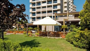 A hotel with a modern design, multiple balconies, and a well-maintained outdoor area with seating. - Hotel Sentido Bellevue Beach Sunny Beach (Nessebar)