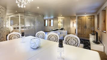 1 bedroom, in-room safe, individually decorated, individually furnished
