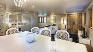 In-room safe, individually decorated, individually furnished, desk - Glenskirlie House & Castle (Bonnybridge)