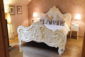 Junior tweepersoonskamer | Een kluis op de kamer, individueel gedecoreerd, individueel gemeubileerd